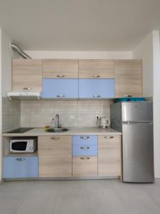 Becici Akacia Apartments tesisinde mutfak veya mini mutfak