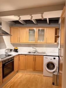 eine Küche mit einer Spüle und einer Waschmaschine in der Unterkunft Dallkey Retreat in Dalkey