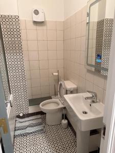 een badkamer met een toilet en een wastafel bij Dallkey Retreat in Dalkey