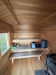a wooden bench in the inside of a sauna at Kenttäpirtti in Kittilä