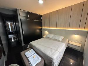 Dormitorio pequeño con cama y nevera en Miraflores Apartment, en Lima