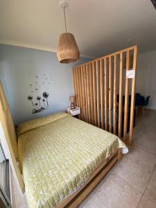 1 dormitorio con 1 cama y 1 cuna de madera en departamento boutique zona aldrey en Mar del Plata