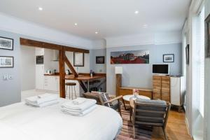 um quarto com uma cama, uma mesa e cadeiras em LiveStay-Fabulous One Bed Apartments on Covent Garden em Londres