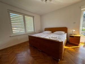 een slaapkamer met een bed in een kamer met een raam bij Myśliwska 23 - Cały dom na wyłączność in Szczyrk