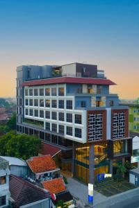 un gran edificio blanco con muchas ventanas en 1O1 STYLE Yogyakarta Malioboro en Sentool