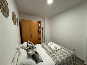 een kleine slaapkamer met een bed en een houten kast bij Sweet Home Center Beatas in Málaga