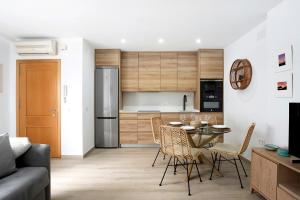 a kitchen and dining room with a table and chairs at Apartamento María Conil Bajo in Conil de la Frontera