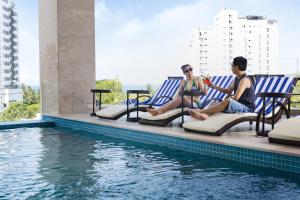 Bazén v ubytování Dendro Gold Hotel nebo v jeho okolí