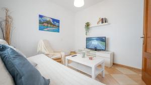 Μια τηλεόραση ή/και κέντρο ψυχαγωγίας στο Casa Becquer 3 - Solo familias