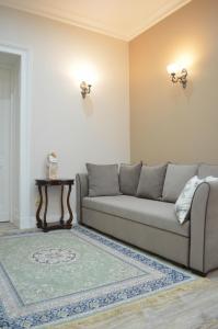 a living room with a couch and a table at Ekskluzywny apartament w pałacu z parkiem Palac Chociule in Świebodzin
