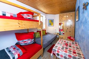 1 Schlafzimmer mit 2 Etagenbetten und 1 Bett in der Unterkunft Ferienwohnung Spitzner in Störnstein