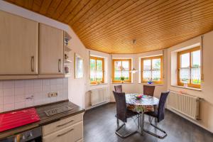 a kitchen with a table and chairs in a room at Ferienwohnung Spitzner in Störnstein