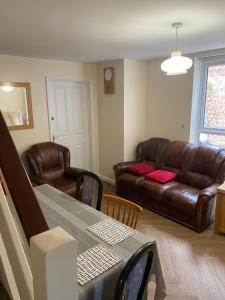 una sala de estar con un sofá y una mesa en 62 Sturry Road, en Canterbury