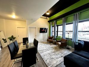 TV a/nebo společenská místnost v ubytování Modern 3BR in South Loop with Optional Parking and Gym Access Near McCormick Place, Chinatown and Soldier Field