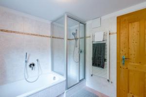 A bathroom at Grossgasteigerhof