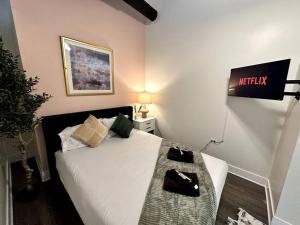 Postel nebo postele na pokoji v ubytování Modern 3BR in South Loop with Optional Parking and Gym Access Near McCormick Place, Chinatown and Soldier Field