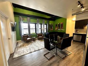 TV a/nebo společenská místnost v ubytování Modern 3BR in South Loop with Optional Parking and Gym Access Near McCormick Place, Chinatown and Soldier Field