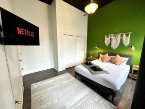 Postel nebo postele na pokoji v ubytování Modern 3BR in South Loop with Optional Parking and Gym Access Near McCormick Place, Chinatown and Soldier Field