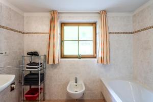 A bathroom at Grossgasteigerhof