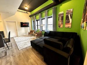 TV a/nebo společenská místnost v ubytování Modern 3BR in South Loop with Optional Parking and Gym Access Near McCormick Place, Chinatown and Soldier Field
