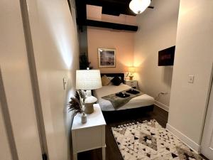 Postel nebo postele na pokoji v ubytování Modern 3BR in South Loop with Optional Parking and Gym Access Near McCormick Place, Chinatown and Soldier Field