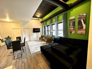 Posezení v ubytování Modern 3BR in South Loop with Optional Parking and Gym Access Near McCormick Place, Chinatown and Soldier Field