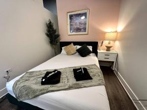 Postel nebo postele na pokoji v ubytování Modern 3BR in South Loop with Optional Parking and Gym Access Near McCormick Place, Chinatown and Soldier Field