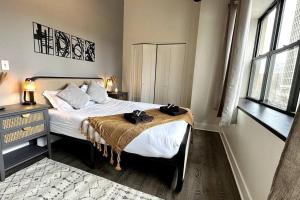 Postel nebo postele na pokoji v ubytování Modern 3BR in South Loop with Optional Parking and Gym Access Near McCormick Place, Chinatown and Soldier Field