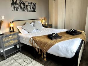 Postel nebo postele na pokoji v ubytování Modern 3BR in South Loop with Optional Parking and Gym Access Near McCormick Place, Chinatown and Soldier Field