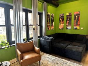 Posezení v ubytování Modern 3BR in South Loop with Optional Parking and Gym Access Near McCormick Place, Chinatown and Soldier Field + 24 fotografií