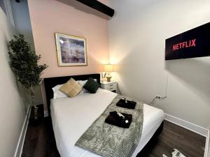 Postel nebo postele na pokoji v ubytování Modern 3BR in South Loop with Optional Parking and Gym Access Near McCormick Place, Chinatown and Soldier Field