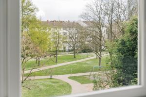 uma vista para um parque a partir de uma janela em Homaris Apartments Frankfurt em Frankfurt am Main