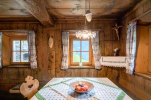 A bed or beds in a room at Grossgasteigerhof