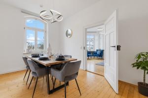 ein Esszimmer mit einem Tisch und Stühlen in der Unterkunft apart21 - Exklusive Apartments in zentraler Lage mit Parkplatz in Ingolstadt