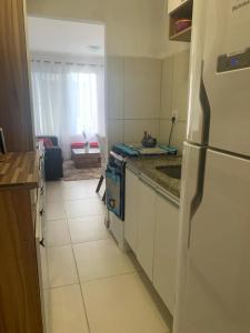 uma cozinha com um frigorífico e uma bancada em Casa Aeroporto Maceió Palmeiras em Maceió