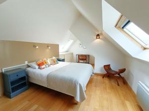 Un dormitorio con una cama y una claraboya. en Les Gîtes du Pêcheur, en Erquy 75 fotos más