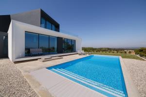 uma villa com piscina em frente a uma casa em Villa Natureza em Serra do Bouro