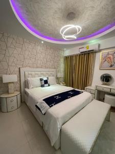 Giường trong phòng chung tại Modern Luxury Apartement with Pool/Gym/Sauna