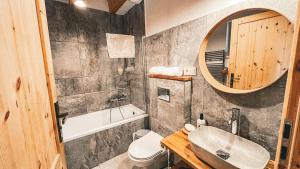 W łazience znajduje się umywalka i lustro. w obiekcie Chatka Biesczadersko w mieście Lutowiska