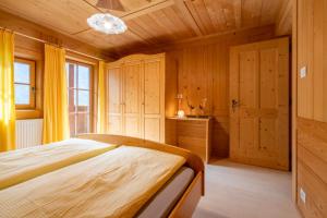 A bed or beds in a room at Grossgasteigerhof