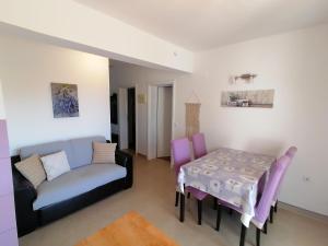 a living room with a couch and a table at Lovely 2-bedroom apartment Lavender in Milna