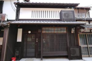 京都市にある京町家の宿  あんどの二戸建ての建物の入口