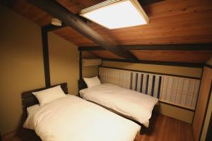 京都市にある京町家の宿  あんどのベッドルーム1室(ベッド2台、天窓付)