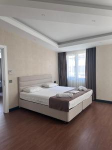 ein Schlafzimmer mit einem großen Bett in einem Zimmer in der Unterkunft STAR SUIT HOTEL in Trabzon