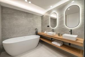 baño con bañera blanca grande y 2 lavabos en Luxury flat Mayor V, en Madrid