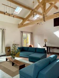 uma sala de estar com um sofá azul e uma mesa em LE JARDIN DEL SUD em Saint-Vincent