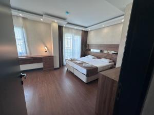 een grote kamer met 2 bedden en een bureau bij STAR SUIT HOTEL in Trabzon