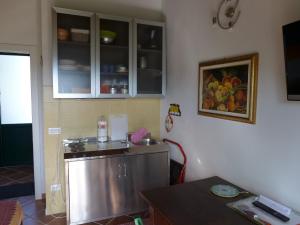 奧拉的住宿－Mini-Appartement Casa Colombana mit Panoramablick，厨房配有不锈钢冰箱和橱柜
