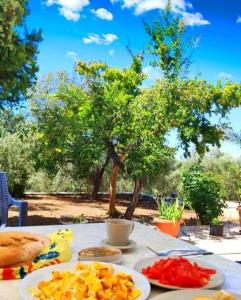 stół z talerzami jedzenia na górze w obiekcie Thasos Seaside Serenity - Seaview & Garden Nests w mieście Astris