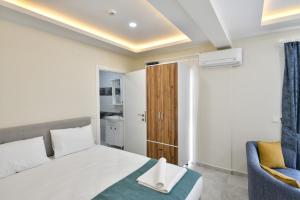 - une chambre avec un lit et une chaise bleue dans l'établissement Lamira Apart Holiday&Guest House, à Fethiye